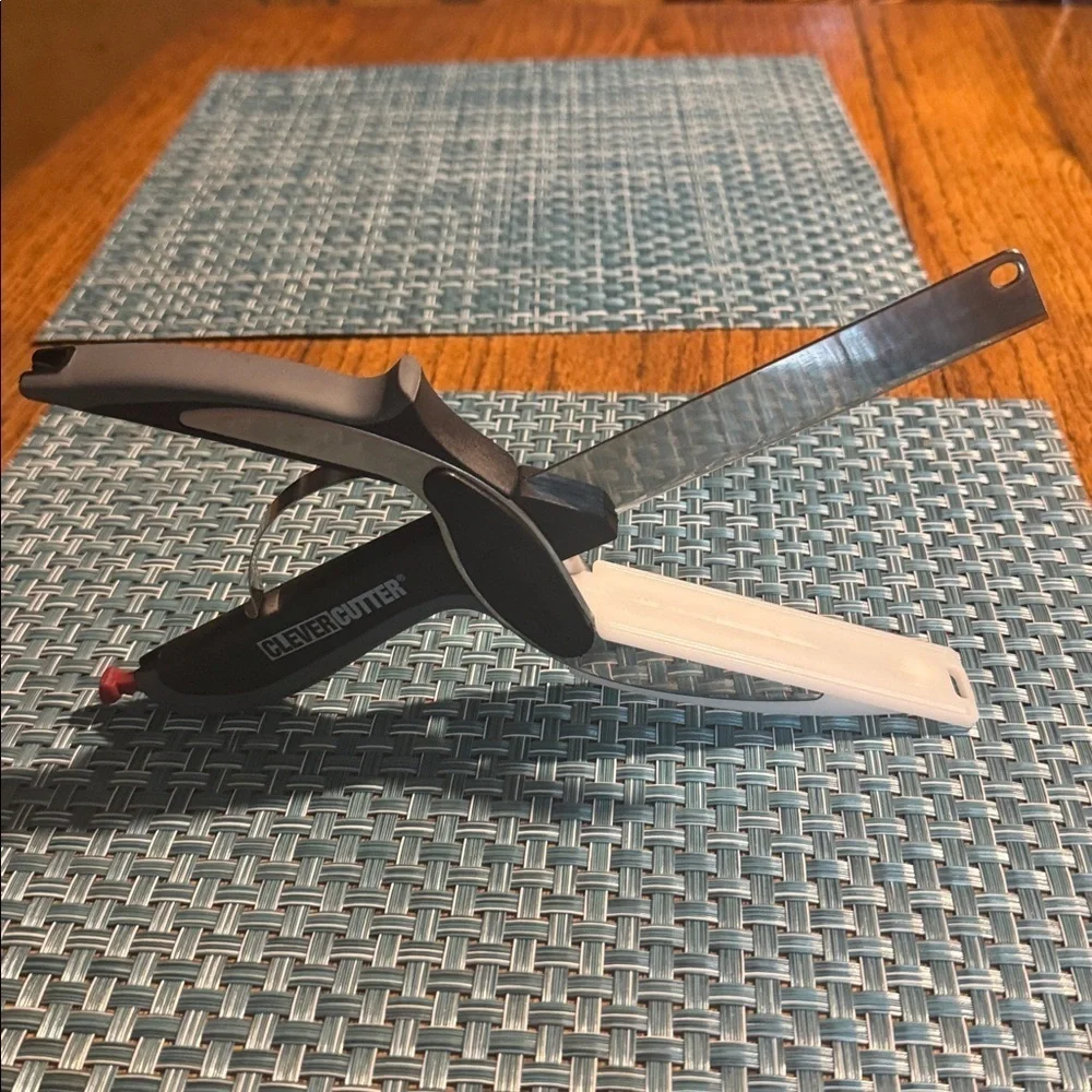 Clever Cutter 2-in-1 Cutting Board scissors